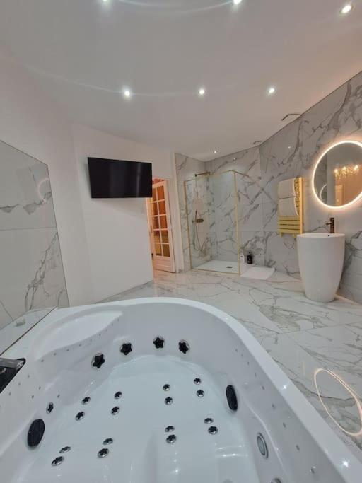 Maison Chic Avec Jacuzzi Nogent Sur Oise Yaospa60 Ngoại thất bức ảnh